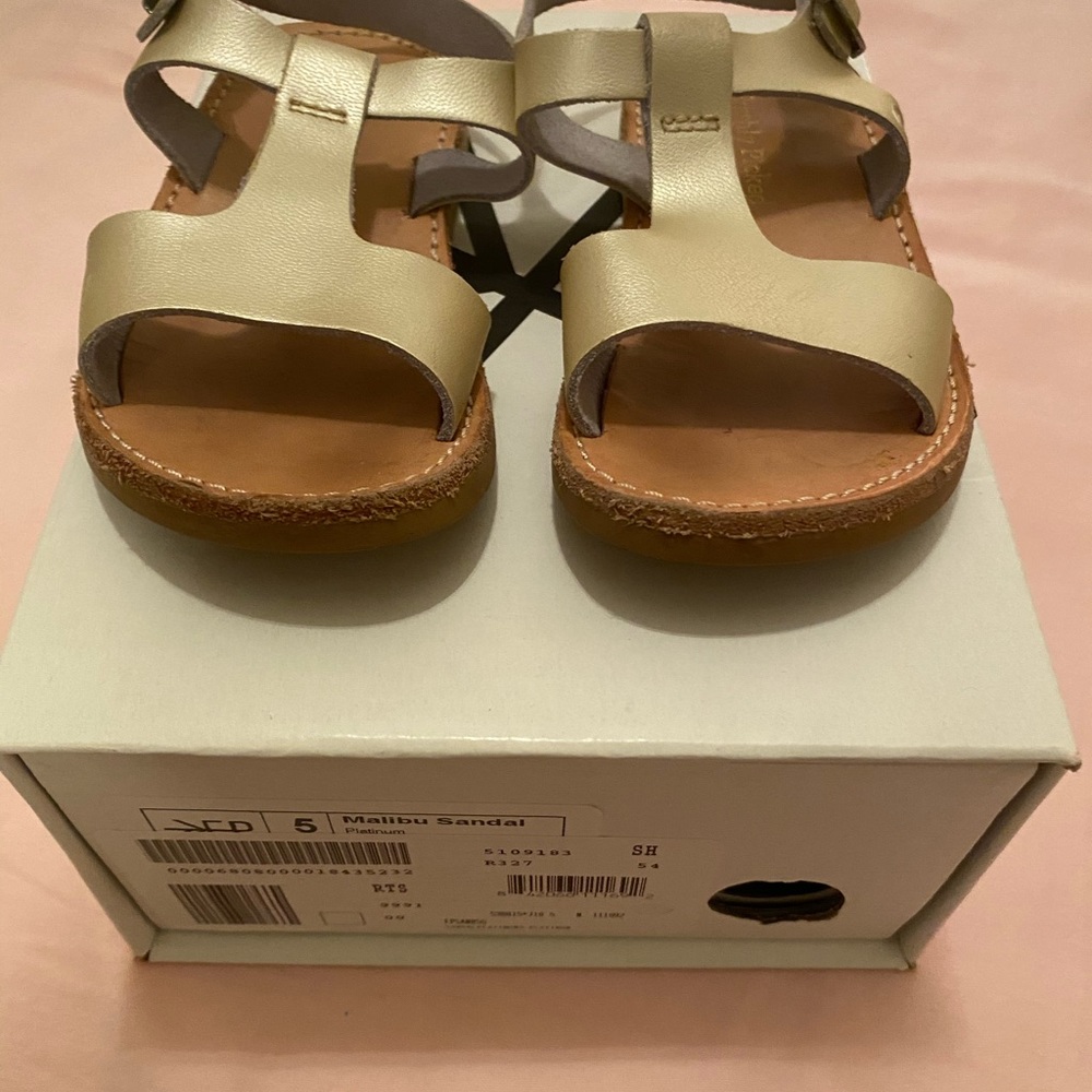Freshly Picked Malibu Sandal in Platinum. Size 5.
